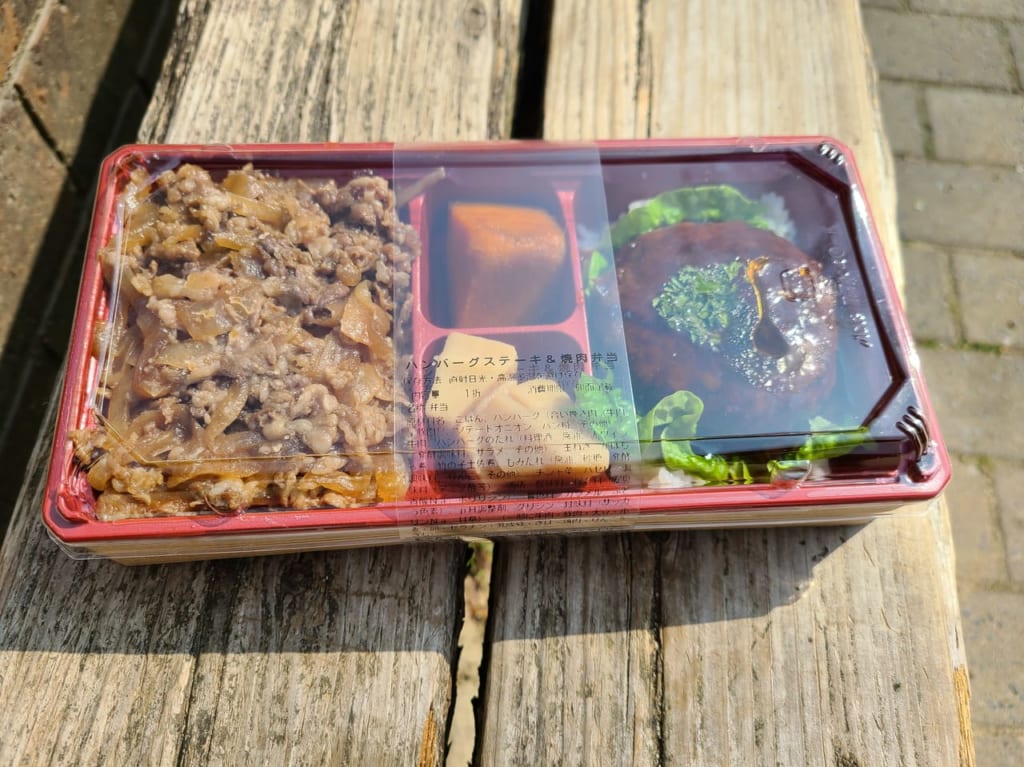 二つの味が楽しめるハンバーグステーキと焼肉弁当