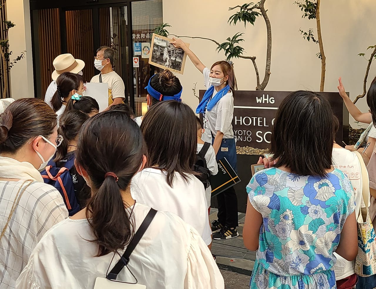 京の通り名唄を録音する子どもたち