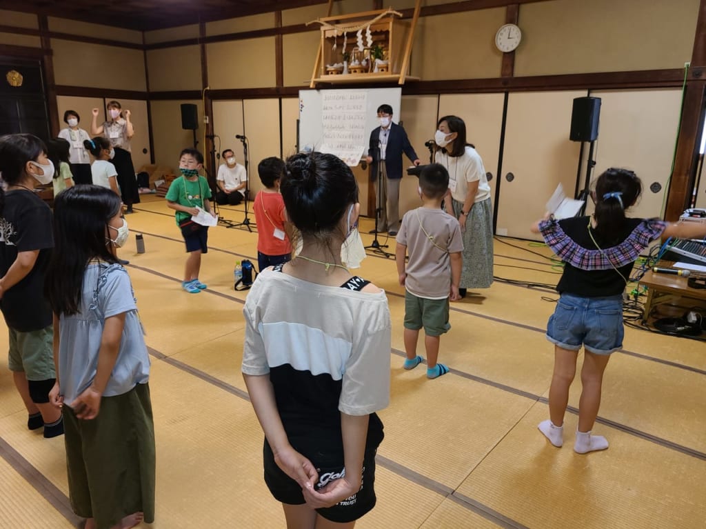 京の通り名唄を録音する子どもたち