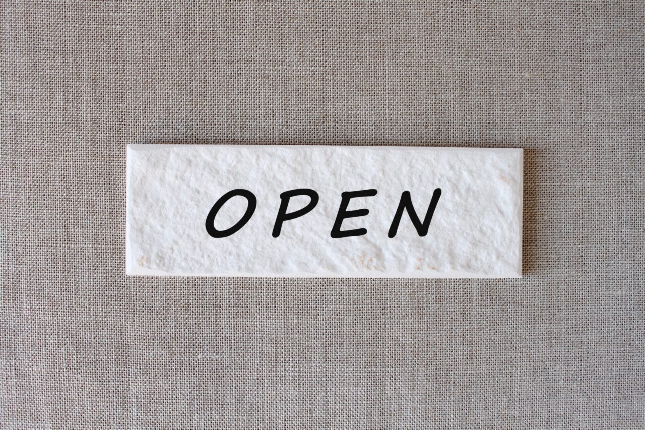 OPENの白いプレート
